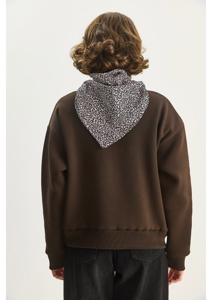 Kadın Fular Detaylı Leopar Nakışlı Üç Iplik Şardonlu Oversize Sweatshirt