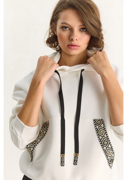 Kadın Kapüşonlu Etnik Şerit Detaylı Kanguru Cepli Şardonlu Sweatshirt