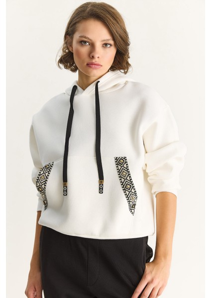 Kadın Kapüşonlu Etnik Şerit Detaylı Kanguru Cepli Şardonlu Sweatshirt fiyatları