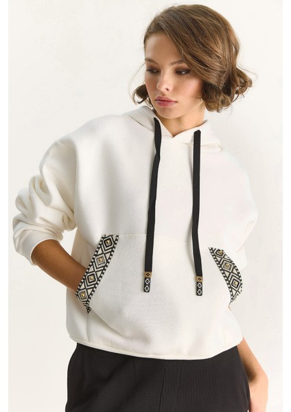 Kadın Kapüşonlu Etnik Şerit Detaylı Kanguru Cepli Şardonlu Sweatshirt modelleri