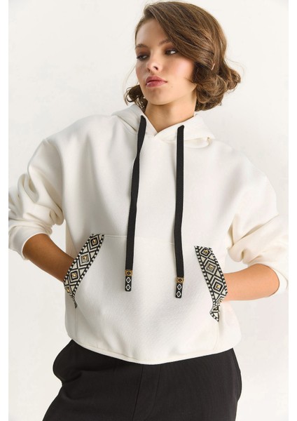 Kadın Kapüşonlu Etnik Şerit Detaylı Kanguru Cepli Şardonlu Sweatshirt fırsatları
