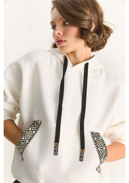 Kadın Kapüşonlu Etnik Şerit Detaylı Kanguru Cepli Şardonlu Sweatshirt indirimleri