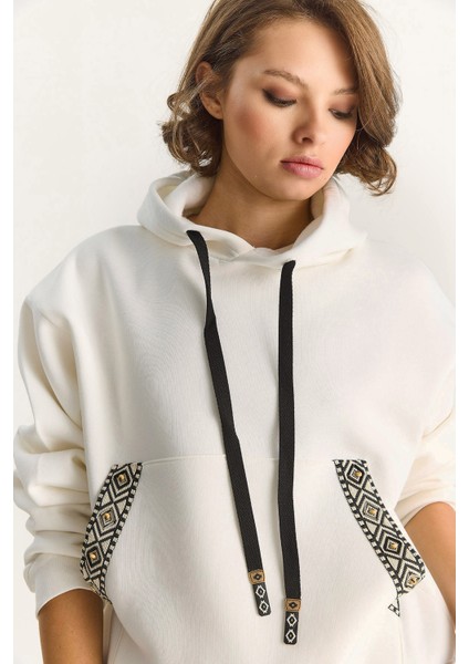 Kadın Kapüşonlu Etnik Şerit Detaylı Kanguru Cepli Şardonlu Sweatshirt