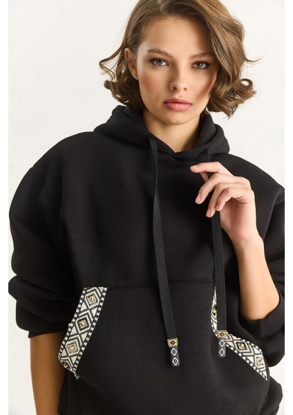 Kadın Kapüşonlu Etnik Şerit Detaylı Kanguru Cepli Şardonlu Sweatshirt