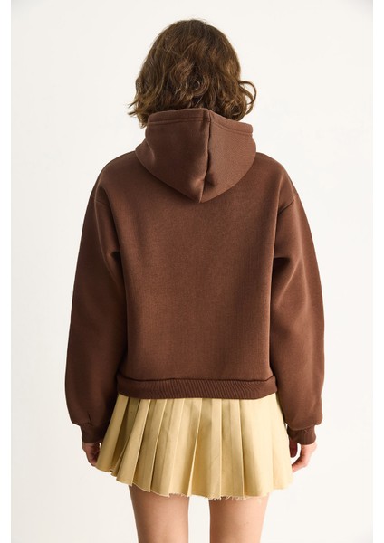 Kadın Nakış Işlemeli Kanguru Cepli Kapüşonlu Şardonlu Salaş Sweatshirt