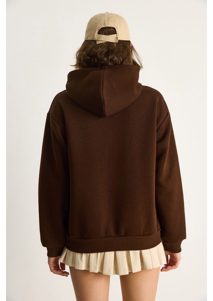 Kadın Nakış Işlemeli Kapüşonlu Kanguru Cepli Sweatshirt