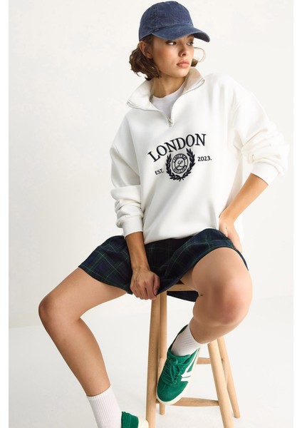 Kadın London Işlemeli Dik Yaka Fermuar Detaylı Şardonlu Oversize Sweatshirt
