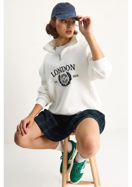 Kadın London Işlemeli Dik Yaka Fermuar Detaylı Şardonlu Oversize Sweatshirt fiyatları