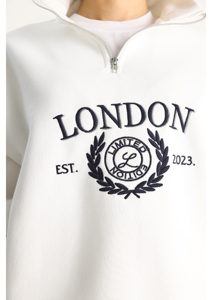 Kadın London Işlemeli Dik Yaka Fermuar Detaylı Şardonlu Oversize Sweatshirt
