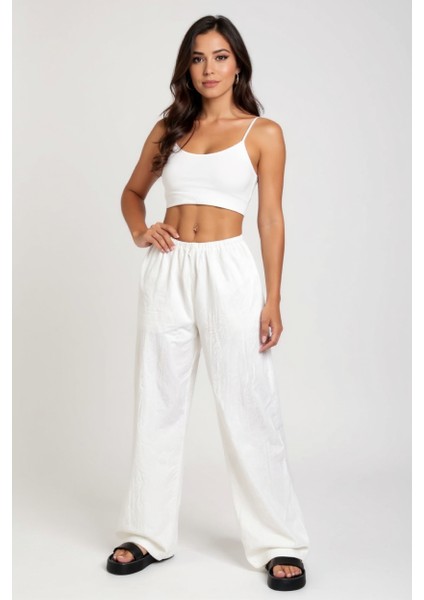 Kadın Beyaz Bol Kesim Cepli Geniş Paça Dökümlü Pantolon – Modern ve Şık Tasarım