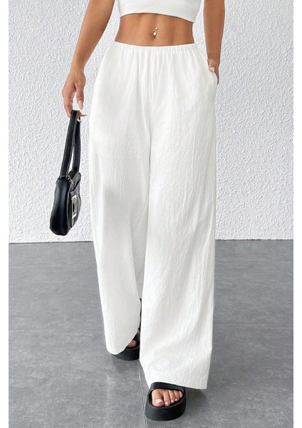 Kadın Beyaz Bol Kesim Cepli Geniş Paça Dökümlü Pantolon – Modern ve Şık Tasarım