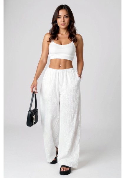 Kadın Beyaz Bol Kesim Cepli Geniş Paça Dökümlü Pantolon – Modern ve Şık Tasarım