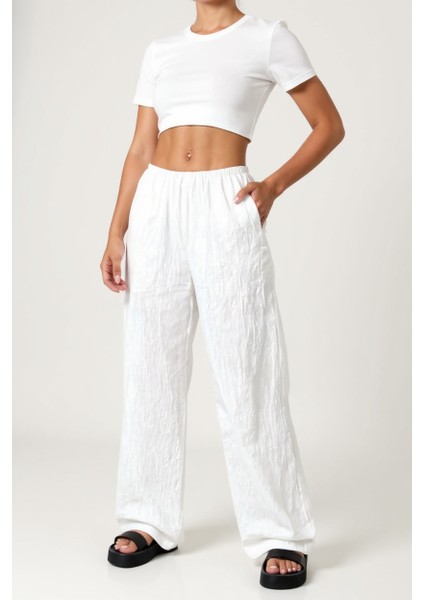 Kadın Beyaz Bol Kesim Cepli Geniş Paça Dökümlü Pantolon – Modern ve Şık Tasarım