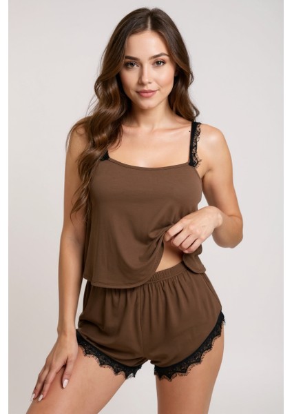 Kadın Kahverengi Dantelli Şortlu Pijama Takımı – Rahat, Şık ve 4 Mevsim Kullanım