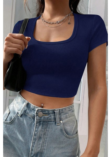 Kadın Lacivert Yarım Kol Düz Yaka Crop Top Bluz – Şık, Rahat ve Kolay Kombinlenebilir