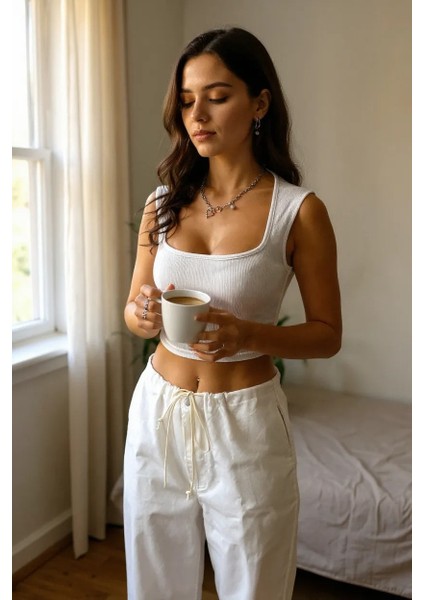 Kadın Beyaz Kare Yaka Kalınlaşan Omuz Detaylı Crop Top Bluz – Şık, Rahat ve Kolay Kombinlenebilir fiyatları