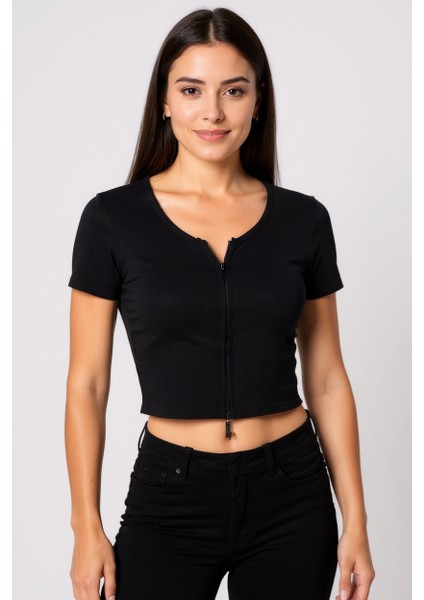 Kadın Siyah Çift Fermuarlı Yarım Kol Crop Top Bluz – Şık, Rahat ve Kolay Kombinlenebilir