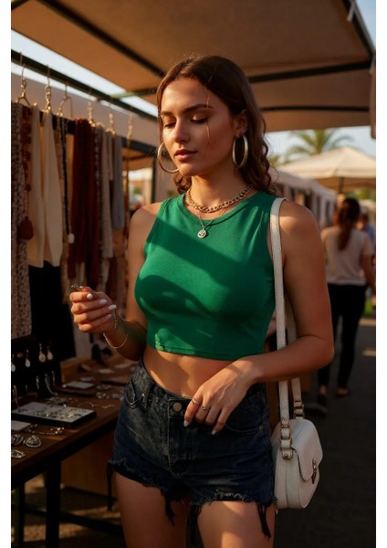 Kadın Yeşil Kare Yaka Crop Top Bluz – Şık, Rahat ve Kolay Kombinlenebilir