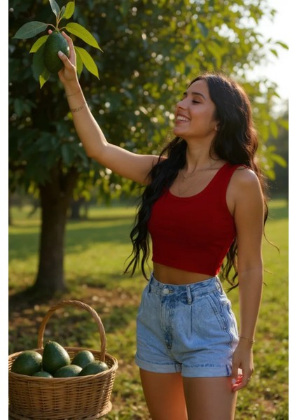 Kadın Kırmızı Kare Yaka Crop Top Bluz – Şık, Rahat ve Kolay Kombinlenebilir
