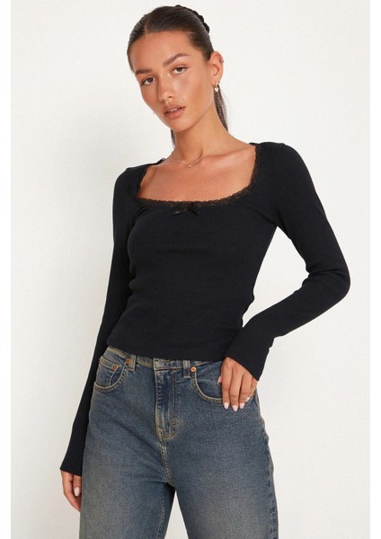 Kadın Siyah Kare Yaka Dantelli Uzun Kollu Crop Top Bluz – Şık, Rahat ve Kolay Kombinlenebilir