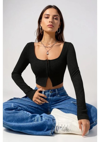 Kadın Siyah Uzun Kollu Agraflı Göğüs ve Göbek Dekolteli Crop Top Bluz – Şık, Rahat ve Kolay Kombinlenebilir