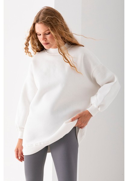 Kadın Beyaz Üç Iplik Pamuklu Ribanalı Bisiklet Yaka Oversize Sweatshirt - 2523 modelleri