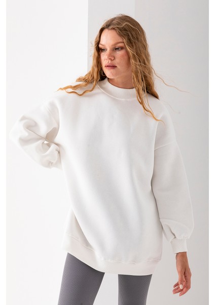Kadın Beyaz Üç Iplik Pamuklu Ribanalı Bisiklet Yaka Oversize Sweatshirt - 2523 fırsatları