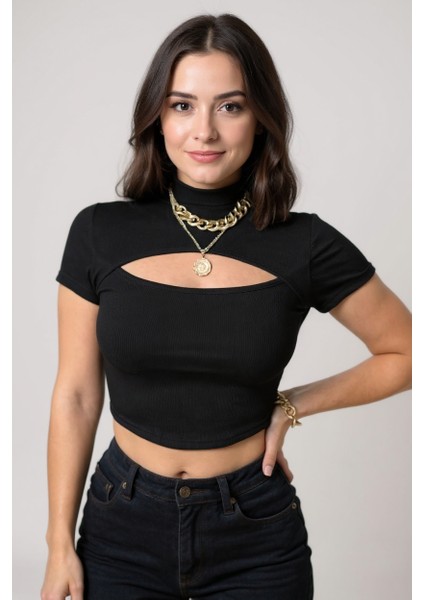 Kadın Siyah Göğüs Dekolteli Yarım Kollu Cut Out Crop Top Bluz – Şık, Rahat ve Kolay Kombinlenebilir