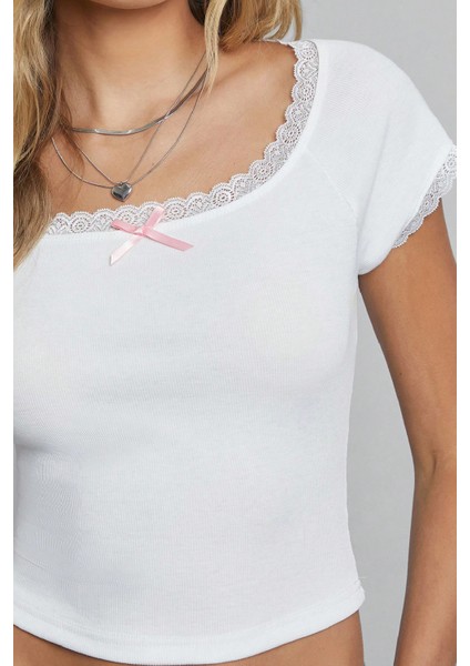 Kadın Beyaz Göğsü ve Kolları Dantelli Fiyonklu Kısa Kol Crop Top Bluz – Şık, Rahat ve Kolay Kombinlenebilir