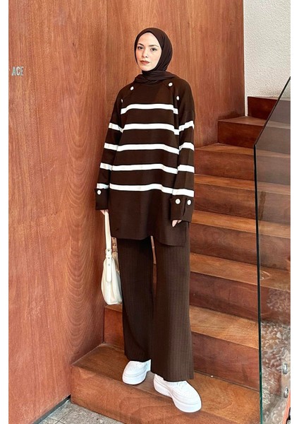 Omuz ve Kol Düğme Detaylı Çizgili Triko Takım Acı Kahverengi