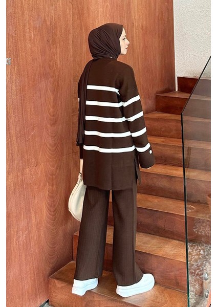 Omuz ve Kol Düğme Detaylı Çizgili Triko Takım Acı Kahverengi fırsatları