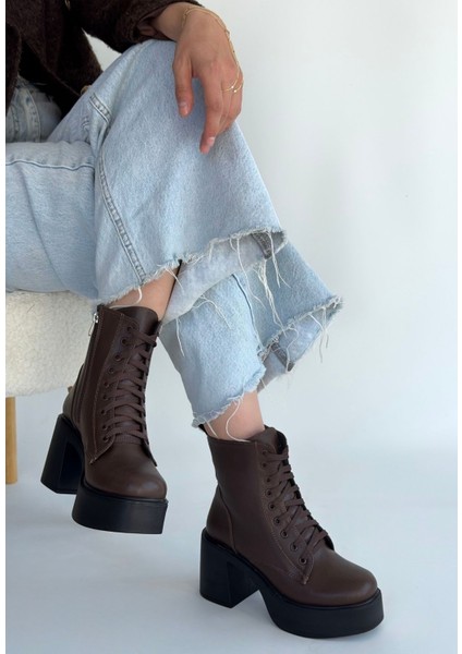Kahverengi Fermuarlı Kadın Topuklu Bot