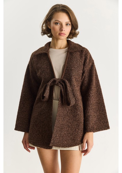 Kadın Gömlek Yaka Bağlama Detaylı Kırçıllı Kaşe Kaban fiyatları