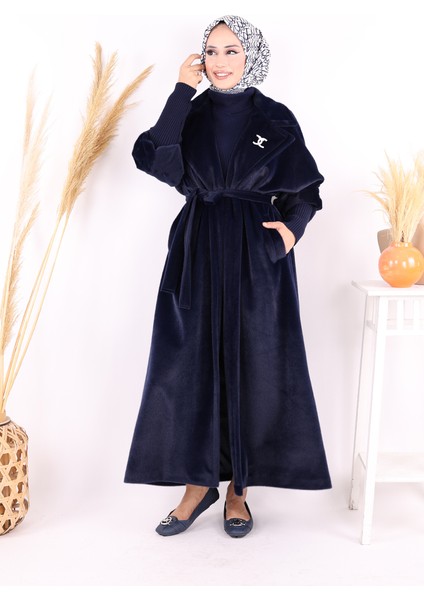 Bel Kuşaklı Yaka Taş Broş Detaylı Uzun Kaban 7923 Lacivert