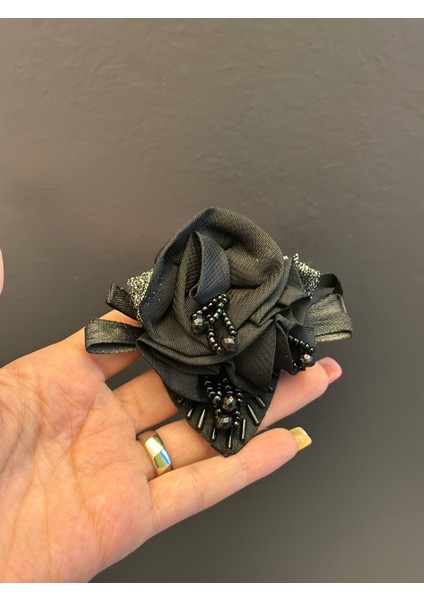 Siyah Çiçek Broş Yaka Türban Iğnesi Giyim Aksesuarı 9x8 cm