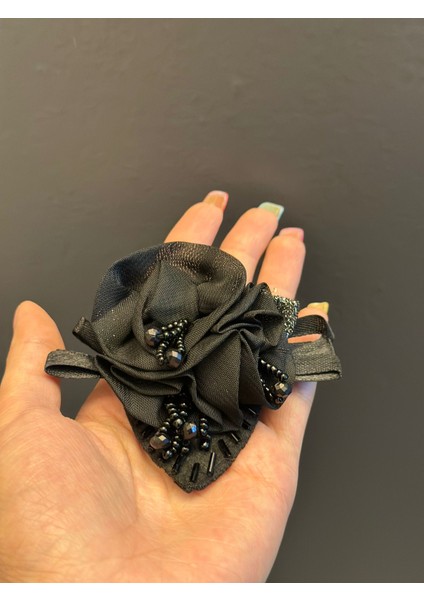 Siyah Çiçek Broş Yaka Türban Iğnesi Giyim Aksesuarı 9x8 cm fiyatları