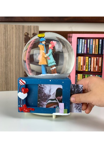 Hediye Sahibi Fotoğraf Çerçeveli Tatlı Tesadüf Romantik Aşıklar Kar Küresi modelleri