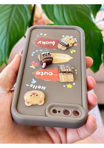 Apple iPhone 7 / 8 Plus Uyumlu Kılıf Tasarımlı Desenli Kamera Korumalı Ayıcık Kahve Renkli Yumuşak Silikon