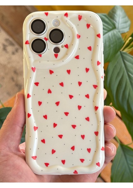 Apple iPhone 15 Pro Max Kılıf Kamera Korumalı Dalga Kenarlı Kırmızı Kalp Desenli Silikon Kapak modelleri