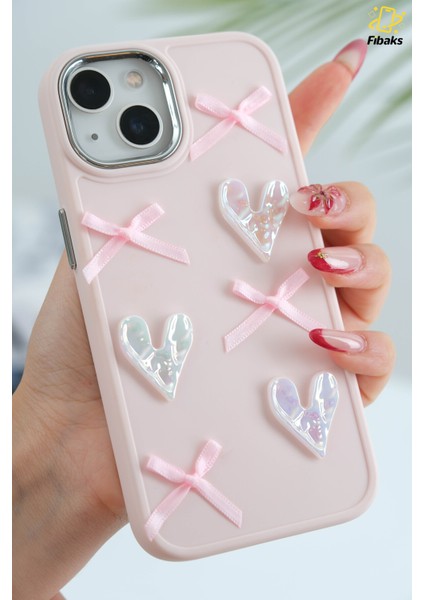 Apple iPhone 13 - 14 - 15 Kılıf Kamera Çıkıntılı Kalpli Fiyonk Desenli Pembe Yumuşak Silikon Kapak