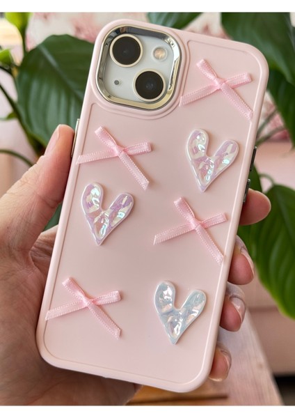 Apple iPhone 13 - 14 - 15 Kılıf Kamera Çıkıntılı Kalpli Fiyonk Desenli Pembe Yumuşak Silikon Kapak fırsatları