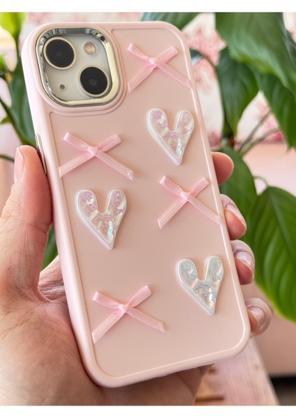 Apple iPhone 13 - 14 - 15 Kılıf Kamera Çıkıntılı Kalpli Fiyonk Desenli Pembe Yumuşak Silikon Kapak