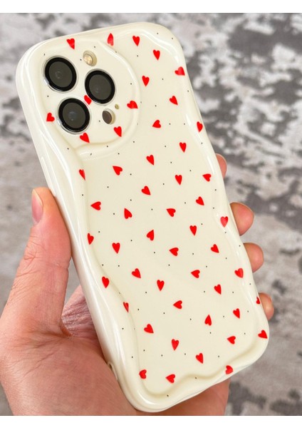Apple iPhone 15 Pro Max Kılıf Kamera Korumalı Dalga Kenarlı Kırmızı Kalp Desenli Silikon Kapak