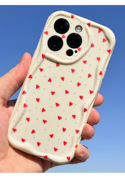 Apple iPhone 16 Pro Kılıf Kamera Korumalı Dalga Kenarlı Kırmızı Kalp Desenli Silikon Kapak