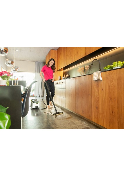 SC 4 Deluxe EasyFix 2200W Buharlı Temizlik Makinesi – Mikrofiber Bez ve Fırça Setli, Sert Zeminler için Çok Yönlü Kullanım
