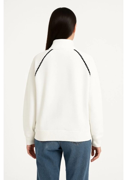 Kadın Oversize Dik Yaka Fermuarlı Sweatshirt - Zincir Nakışli Kanguru Cepli, - Beyaz fırsatları