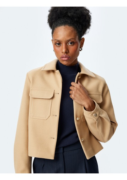 Klasik Yaka Düğmeli Cep Detaylı Crop Ceket