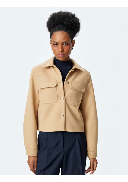 Klasik Yaka Düğmeli Cep Detaylı Crop Ceket modelleri