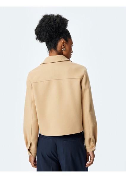 Klasik Yaka Düğmeli Cep Detaylı Crop Ceket fırsatları