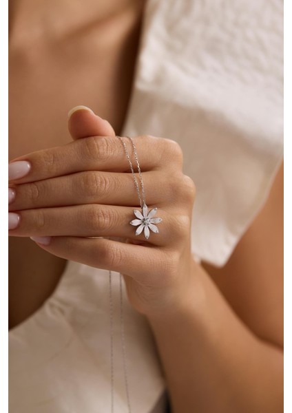 925 Ayar Gümüş Rodyum Kaplama Zirkon Taşlı Kır Çiçeği Kolye